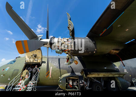 BERLIN, 26. APRIL 2018: Turboprop Rolls-Royce Tyne Rty.20 Mk 22 von Luftfahrzeugen mit einer Transall C-160D, close-up. Die deutsche Luftwaffe. Ausstellung ILA B Stockfoto