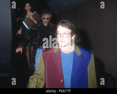 LOS ANGELES, Ca - 6. Dezember: (L-R) Regisseur Steven Spielberg und Schauspieler/Schauspieler Robin Williams ihren neuen Film "Hook" am 6. Dezember 1991 im Century Plaza Hotel in Los Angeles, Kalifornien. Foto von Barry King/Alamy Stock Foto Stockfoto