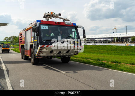 BERLIN, 27. APRIL 2018: Flughafen crash tender Mann Ziegler Z6 auf dem Flugplatz. Deutsche Armee. Ausstellung die ILA Berlin Air Show 2018. Stockfoto