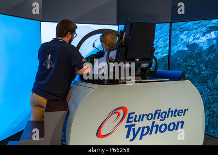 BERLIN, 27. APRIL 2018: Cockpit von multirole Fighter Eurofighter Typhoon. Trainingssimulator für Militärpiloten. Ausstellung die ILA Berlin Air Show 2018 Stockfoto