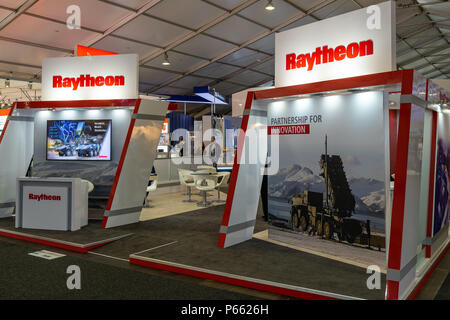 Pavillon 'Defense und Sicherheit", stand der Raytheon Company, einem großen US-Verteidigung an. Ausstellung die ILA Berlin Air Show 2018. Stockfoto