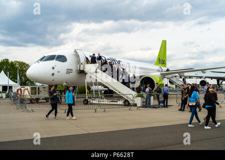 BERLIN, 27. APRIL 2018: Der schmale Körper Jet Airliner Bombardier CS 300, von AirBaltic. Ausstellung die ILA Berlin Air Show 2018. Stockfoto