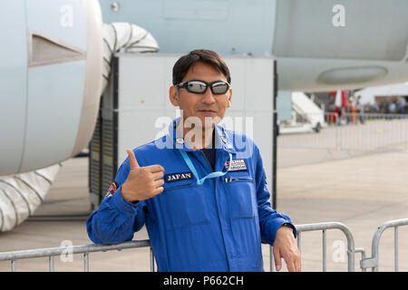 BERLIN, 27. APRIL 2018: Der Pilot von Japan Maritime Verteidigung-kraft. Ausstellung die ILA Berlin Air Show 2018. Stockfoto