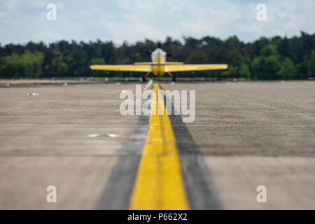Kleine sport Flugzeug auf der Landebahn. Flugzeug in blured. Fokus auf den Vordergrund. Stockfoto