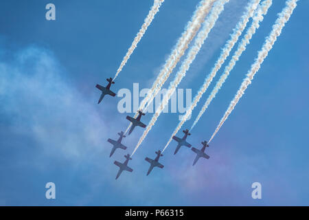 BERLIN, DEUTSCHLAND - 28. APRIL 2018: Demonstration Flug durch die kunstflugstaffel Patrulla Aguila (Eagle Patrouille). Ausstellung die ILA Berlin Air Show 2018. Stockfoto