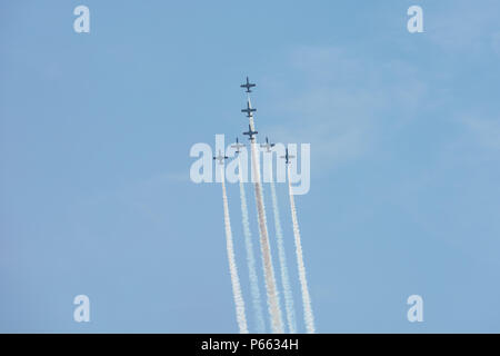 BERLIN, 28. APRIL 2018: Demonstration Flug durch die kunstflugstaffel Patrulla Aguila (Eagle Patrouille). Ausstellung die ILA Berlin Air Show 2018. Stockfoto