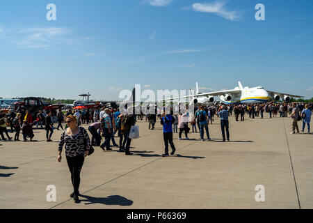 Die Besucher der Ausstellung auf dem Flugplatz. Im Hintergrund, strategischen Lufttransport Frachtflugzeug Antonov An-225 Mriya. Stockfoto