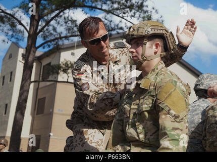 Deutsche airborne Jumpmaster, Sgt. Maj. Hahnlein, führt Vor-sprung Training mit fallschirmjäger von der United States Army Special Operations Command (USASOC) und der Army Special Operations Aviation Befehl (ARSOAC), bevor ein Betrieb in Fort Bragg, N.C., 4. Mai 2016. Fallschirmjäger aus USASOC und ARSOAC erwarben ihre Deutschen springen Flügel während der Durchführung ein Sprung von einem UH-60 Blackhawk zu gedenken Gesetz Tag und Währung in der kontingenz Missionen zu erhalten. (U.S. Armee Foto von SPC. Rachel Diehm/Freigegeben) Stockfoto