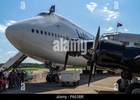 Transport Flugzeug Junkers Ju 52/3 m (Vordergrund) und der großraumflugzeuge Jet Airliner Boeing 747-8 (Hintergrund). Stockfoto