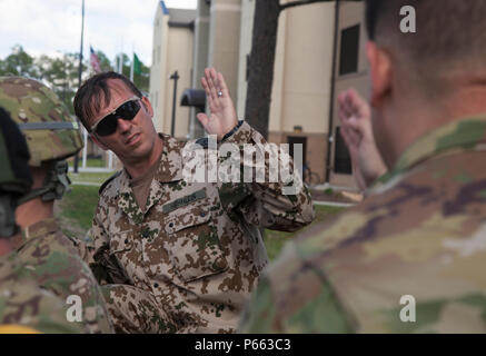 Deutsche airborne Jumpmaster, Sgt. Maj. Hahnlein, führt Vor-sprung Training mit fallschirmjäger von der United States Army Special Operations Command (USASOC) und der Army Special Operations Aviation Befehl (ARSOAC), bevor ein Betrieb in Fort Bragg, N.C., 4. Mai 2016. Fallschirmjäger aus USASOC und ARSOAC erwarben ihre Deutschen springen Flügel während der Durchführung ein Sprung von einem UH-60 Blackhawk zu gedenken Gesetz Tag und Währung in der kontingenz Missionen zu erhalten. (U.S. Armee Foto von SPC. Rachel Diehm/Freigegeben) Stockfoto