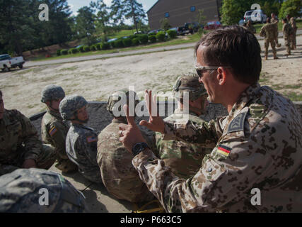 Deutsche airborne Jumpmaster, Sgt. Maj. Hahnlein, führt Vor-sprung Training mit fallschirmjäger von der United States Army Special Operations Command (USASOC) und der Army Special Operations Aviation Befehl (ARSOAC), bevor ein Betrieb in Fort Bragg, N.C., 4. Mai 2016. Fallschirmjäger aus USASOC und ARSOAC erwarben ihre Deutschen springen Flügel während der Durchführung ein Sprung von einem UH-60 Blackhawk zu gedenken Gesetz Tag und Währung in der kontingenz Missionen zu erhalten. (U.S. Armee Foto von SPC. Rachel Diehm/Freigegeben) Stockfoto