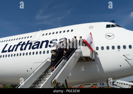 BERLIN, 28. April 2018: Die Besatzung der Großraumflugzeuge Jet Airliner Boeing 747-8. Lufthansa. Ausstellung die ILA Berlin Air Show 2018. Stockfoto