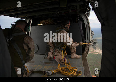 Deutsche Airborne jumpmaster Sgt. Maj. Hanhlein ruft die Bereitstellung von Fallschirmen bei einem Betrieb in Fort Bragg, N.C., 5. Mai 2016. Die U.S. Army Special Operations Command und der Army Special Operations Aviation Befehl wurden Hosting ein Sprung von einem UH-60 Blackhawk zu gedenken Gesetz Tag und Währung in der kontingenz Missionen zu erhalten. (U.S. Armee Foto von SPC. Rachel Diehm/Freigegeben) Stockfoto