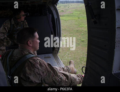 Us-Armee jumpmaster Sfc. Thomas Messer und Deutschen Airborne liaison Sgt. Maj. Hahnlein vorbereiten Nach einem Betrieb in Fort Bragg, N.C., 5. Mai 2016 Land. Die United States Army Special Operations Command (USASOC) und der Army Special Operations Aviation Befehl (ARSOAC) wurden Hosting ein Sprung von einem UH-60 Blackhawk zu gedenken Gesetz Tag und Währung in der kontingenz Missionen zu erhalten. (U.S. Armee Foto von SPC. Rachel Diehm/Freigegeben) Stockfoto