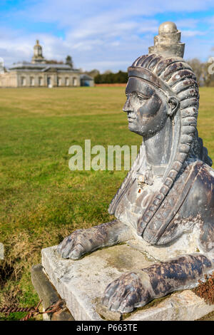 Zierpflanzen sphinx Statue an Hopetoun House Stockfoto