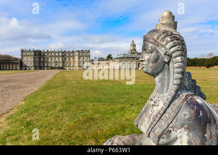 Zierpflanzen sphinx Statue an Hopetoun House Stockfoto