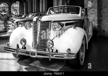 Voller Größe Auto Buick Special Serie 40. Schwarz und Weiß. Ausstellung 31. Oldtimertage Berlin-Brandenburg (31 Berlin-Brandenburg Oldtimer Tag). Stockfoto