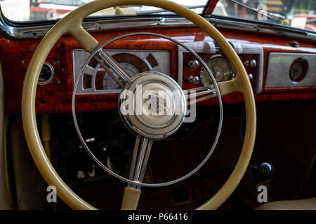 Innenraum eines Full-size Auto Buick Special Serie 40. Ausstellung 31. Oldtimertage Berlin-Brandenburg (31 Berlin-Brandenburg Oldtimer Tag). Stockfoto