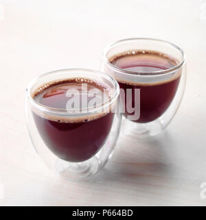 Kaffee in kleinen Plastikbechern Stockfoto