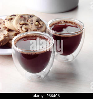 Kaffee in kleinen Plastikbechern Stockfoto