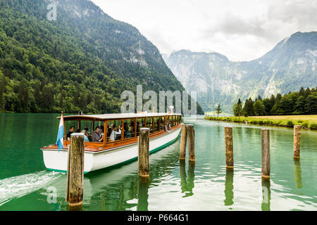 Touristenboot auf Konigsee See im Nationalpark Berchtesgaden im Sommer, Deutschland Stockfoto
