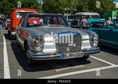 Full-size Luxury Car Mercedes-Benz 300 SE Limousine (W 112). Ausstellung 31. Oldtimertage Berlin-Brandenburg (31 Berlin-Brandenburg Oldtimer Tag). Stockfoto