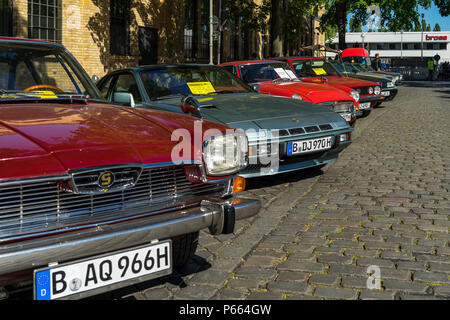 BERLIN - Mai 06, 2018: Verschiedene retro Autos stehen in einer Reihe auf der Straße. Ausstellung 31 Berlin-Brandenburg Oldtimer Tag Stockfoto