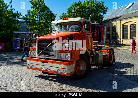 BERLIN - Mai 06, 2018: Volvo Truck N720, 1976. Ausstellung 31. Oldtimertage Berlin-Brandenburg (31 Berlin-Brandenburg Oldtimer Tag). Stockfoto