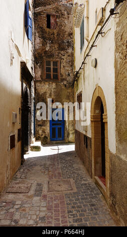 Eine ruhige Straße in der alten marokkanischen Stadt in Essaouira in der Medina. Stockfoto