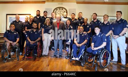Ehemaliger Präsident George W. Bush wirft mit US-Marines, Matrosen, und das Personal mit den verwundeten Krieger Regiment während einer 2016 Invictus Games US-Treffen und Grüße an den Schattierungen von Grün Resort in Orlando, Fla., Mai, 2016. Die Invictus Games ist eine internationale adaptive sports Konkurrenz für Verwundete, Kranke und Verletzte Service Mitglieder und Veteranen. (U.S. Marine Corps Foto vom Kapitän Andrew Bolla/Freigegeben) Stockfoto