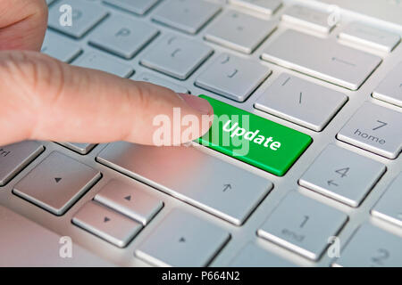 Computer notebook tastatur mit Update key-Technologie Hintergrund. inschriften Update auf dem Grau Silber Tastatur Button Close up, die grüne Taste. Stockfoto