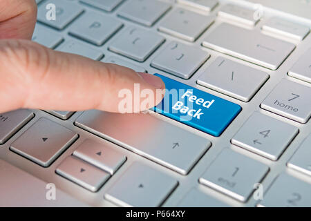 Inschriften auf dem Grau Silber Tastatur Taste schließen oben. blaue Taste Stockfoto