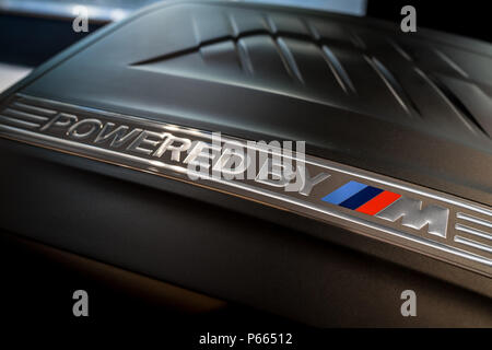 BERLIN - Juni 09, 2018: Showroom. Das BMW M2 Coupé der dekorativen Motorabdeckung (M Twinpower Inline 6-Zylinder Benzinmotor). Stockfoto