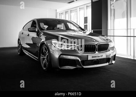 BERLIN - Juni 09, 2018: Showroom. Mid-size Luxury Car BMW Serie 6 (G32). Schwarz und Weiß. Stockfoto