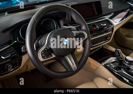 BERLIN - Juni 09, 2018: Showroom. Innenraum eines mid-size Luxury Car BMW Serie 6 (G32). Stockfoto