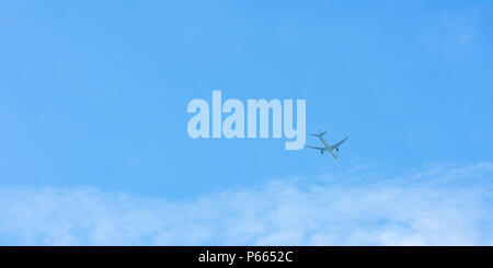 Flugzeug auf blauen Himmel und weißen Wolken. Kommerzielle Fluglinie fliegen auf blauen Himmel. Reise Flug für den Urlaub. Aviation Transport. Stockfoto