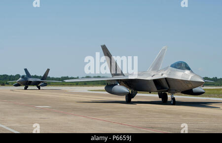 Zwei 95th Fighter Squadron F-22 Raptors Taxi auf der Flightline nach der Rückkehr von einem Einsatz in Europa am 8. Mai 2016, am Tyndall AFB. Während in Europa, der F-22 s zu Royal Air Force Lakenheath, England gereist; Mihail Kogalniceanu Air Base, Rumänien; und Šiauliai Air Base, Litauen. (U.S. Air Force Foto von älteren Flieger Alex Fox Echols III/Freigegeben) Stockfoto