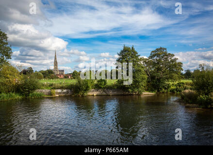 Die Kathedrale von Salisbury gesehen von den Wiesen Stockfoto