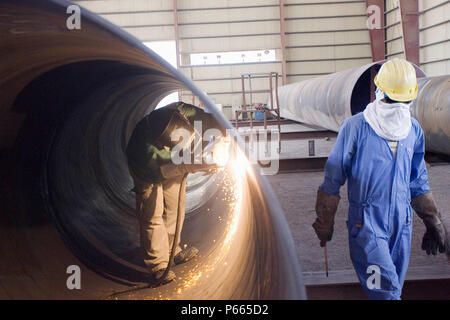Arbeitnehmer bei Hyojong Pfeifenfabrik, Doha. Stockfoto