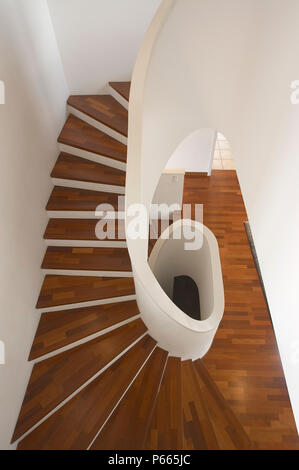 Schweiz, moderne hölzerne Treppe im Haus, Xavier Jeanneret Architekt Stockfoto