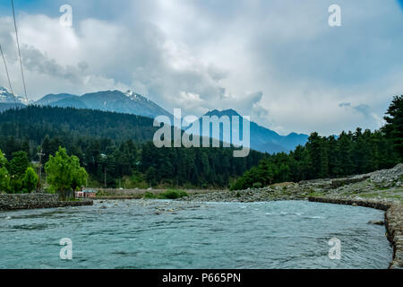 Anzeigen von Pahalgam zusammen mit dem Fluss verdeckler in der Mitte fließt an einem sonnigen Tag. Pahalgam ist ein hill station in der Ananthnag Bezirk von Jammu und Kaschmir, etwa 98 km von Srinagar Sommer Hauptstadt des Indischen verwalteten Kaschmir. Pahalgam ist auf der Bank von verdeckler River auf einer Höhe von 7200 feets entfernt. Pahalgam ist mit einem jährlichen Amarnath Yatra, die jedes Jahr im Juli - August. Stockfoto