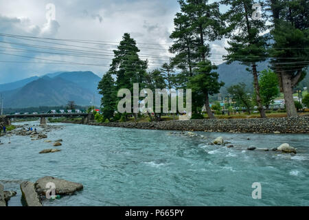 Anzeigen von Pahalgam zusammen mit dem Fluss verdeckler in der Mitte fließt an einem sonnigen Tag. Pahalgam ist ein hill station in der Ananthnag Bezirk von Jammu und Kaschmir, etwa 98 km von Srinagar Sommer Hauptstadt des Indischen verwalteten Kaschmir. Pahalgam ist auf der Bank von verdeckler River auf einer Höhe von 7200 feets entfernt. Pahalgam ist mit einem jährlichen Amarnath Yatra, die jedes Jahr im Juli - August. Stockfoto