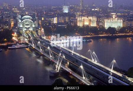 Hungerford Bridge ist die einzige London Crossing auf die Schiene und den Fußgängerverkehr kombinieren. Die beiden Multispan-Stege sind 320 m lang und 4,7 Millionen gbp und das Dez Stockfoto