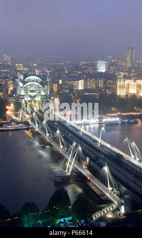 Hungerford Bridge ist die einzige London Crossing auf die Schiene und den Fußgängerverkehr kombinieren. Die beiden Multispan-Stege sind 320 m lang und 4,7 Millionen gbp und das Dez Stockfoto