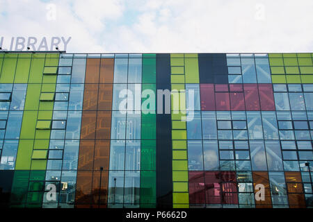 Fassade des Peckham Library. London, Vereinigtes Königreich. Entworfen von Will Alsop. Stockfoto