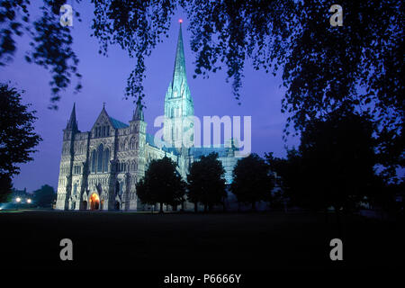 Die Kathedrale von Salisbury in der Nacht. Salisbury, Großbritannien. Stockfoto