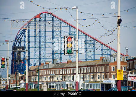 Blick auf die Achterbahn auf dem Blackpool Pleasure Beach, oben Reihenhäuser Stockfoto