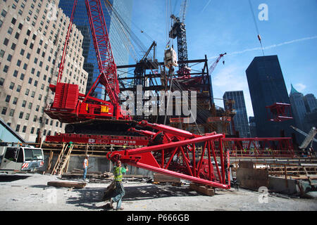 World Trade Center, September 2009 1 World Trade Center, New York City, USA West Kran Montage Stockfoto