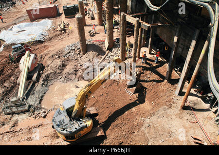 Ein Bagger bewegt sich die Erde auf Turm Zwei Ort, Lower Manhattan, New York City, USA Stockfoto