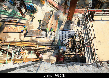 Arbeitnehmer bewegen ein Stahl plare auf Turm am World Trade Center Site, Lower Manhattan, New York City, USA Stockfoto